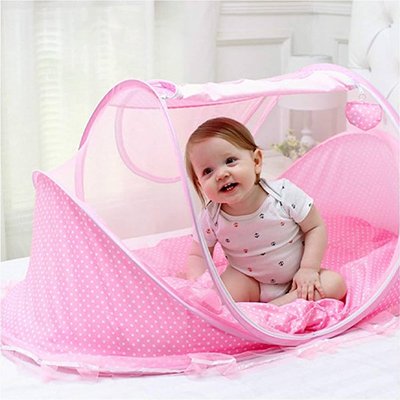 Lit-moustiquaire-bebe-en-rose