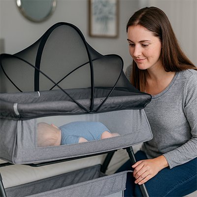 Moustiquaires-lit-bebe-avec-maman