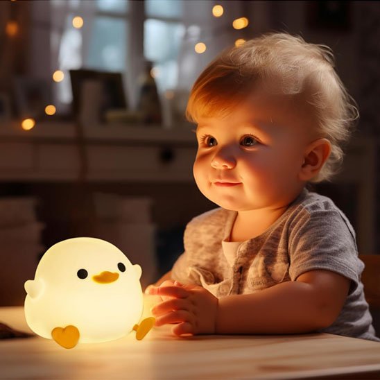 Veilleuse bébé qui admire