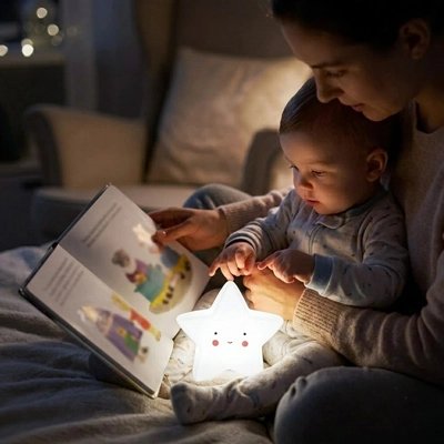 Veilleuse bébé qui regarde