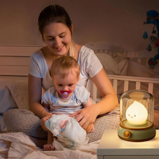 Veilleuse bébé qui regarde